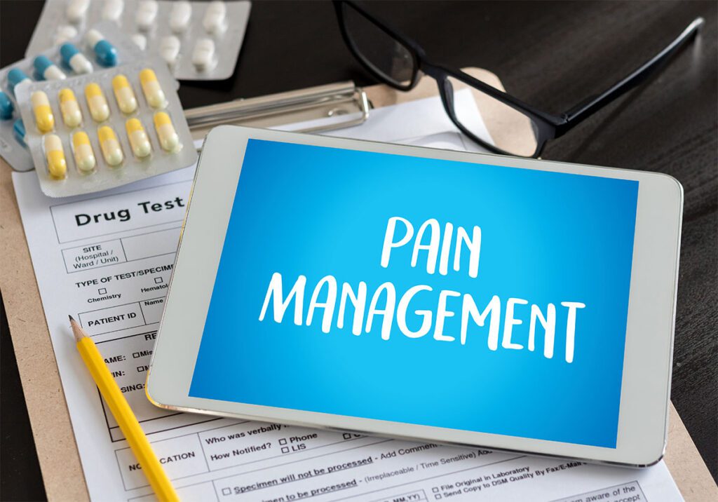 در کلینیک درد تمرکز پزشکان متخصص درد و متخصص طب فیزیکی بر روی انجام درمان‌های غیرجراحی است.
